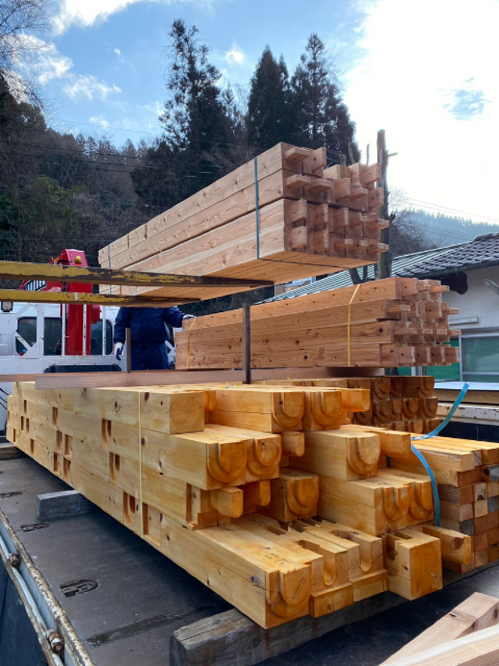 構造材積み込み中