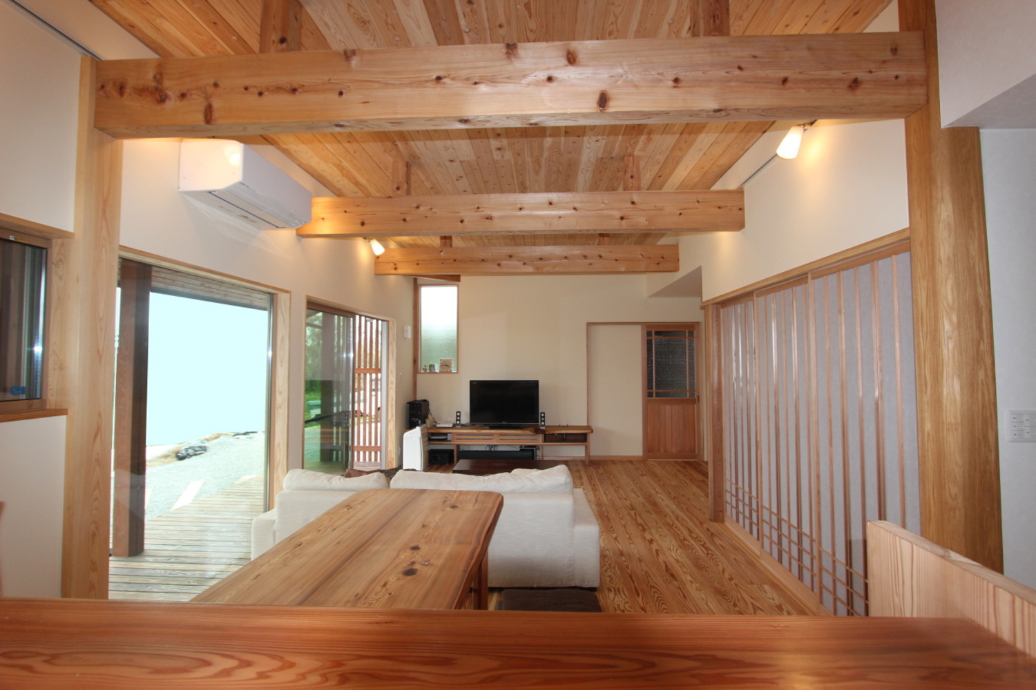 キッチンから見たリビングダイニング｜木造りの家フォーユー