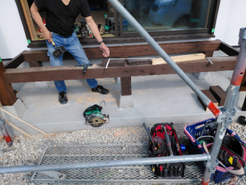 ウッドデッキ施工中