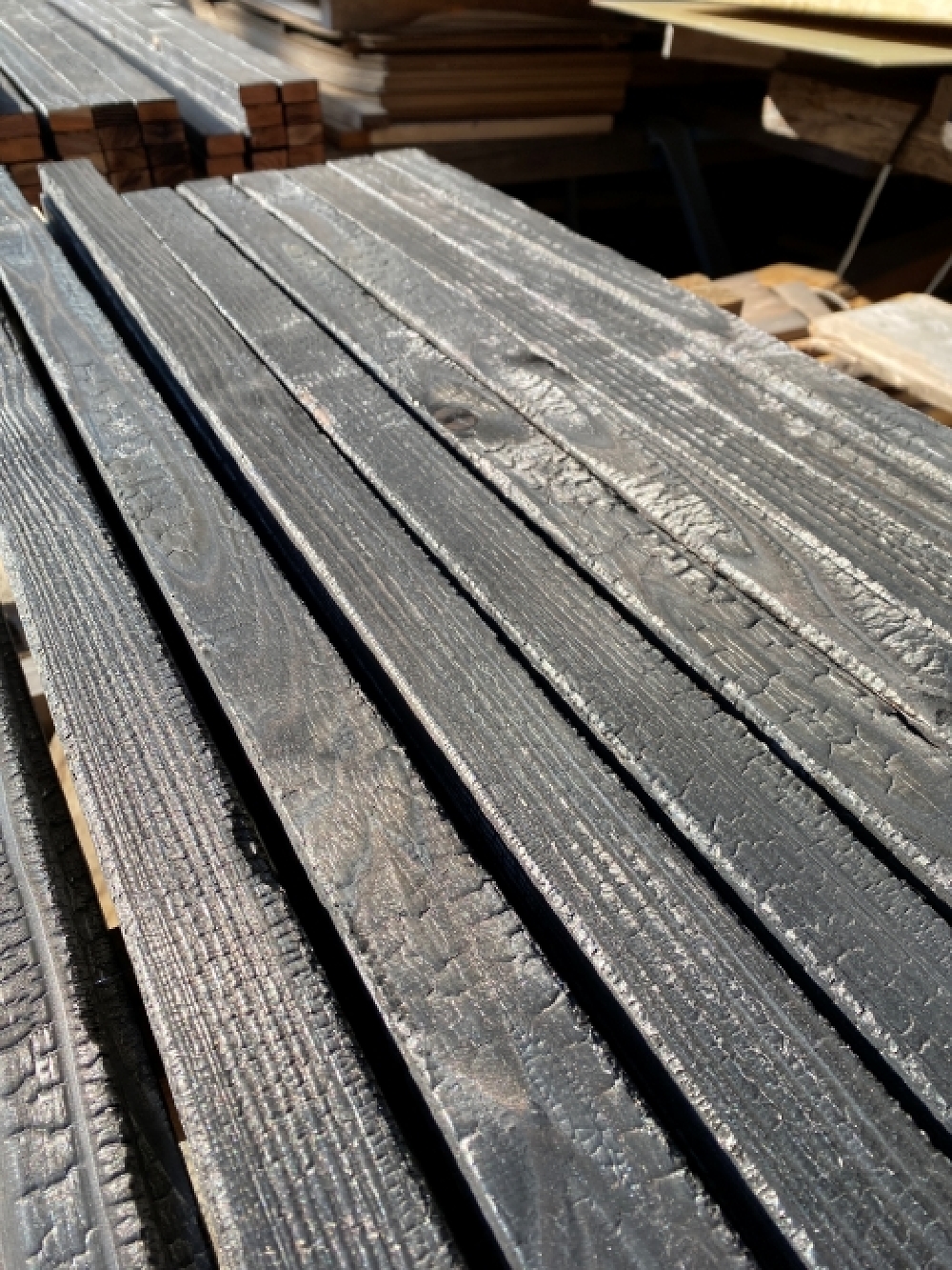 焼杉の見切り材