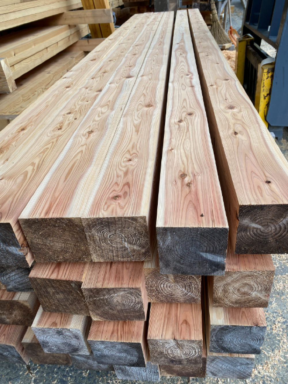 柱・大引のカンナ掛け