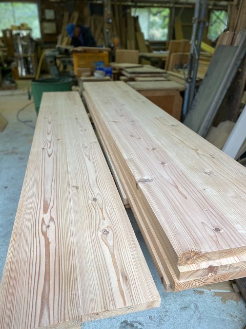手作り家具製作中